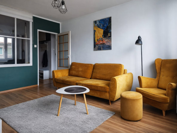 Nowoczesny salon z żółtymi meblami